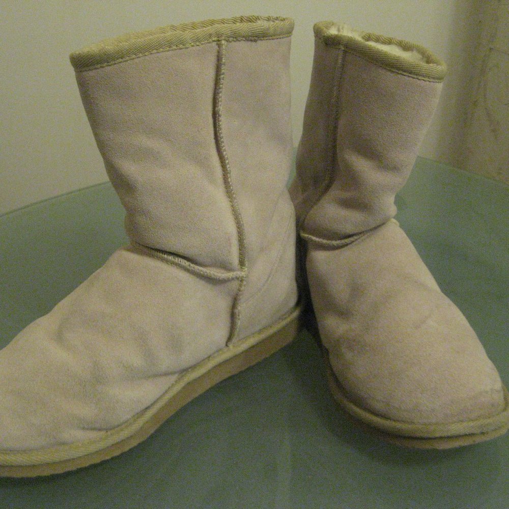 size 10 Emu Ridge Austrailian creme  boot with wool lining